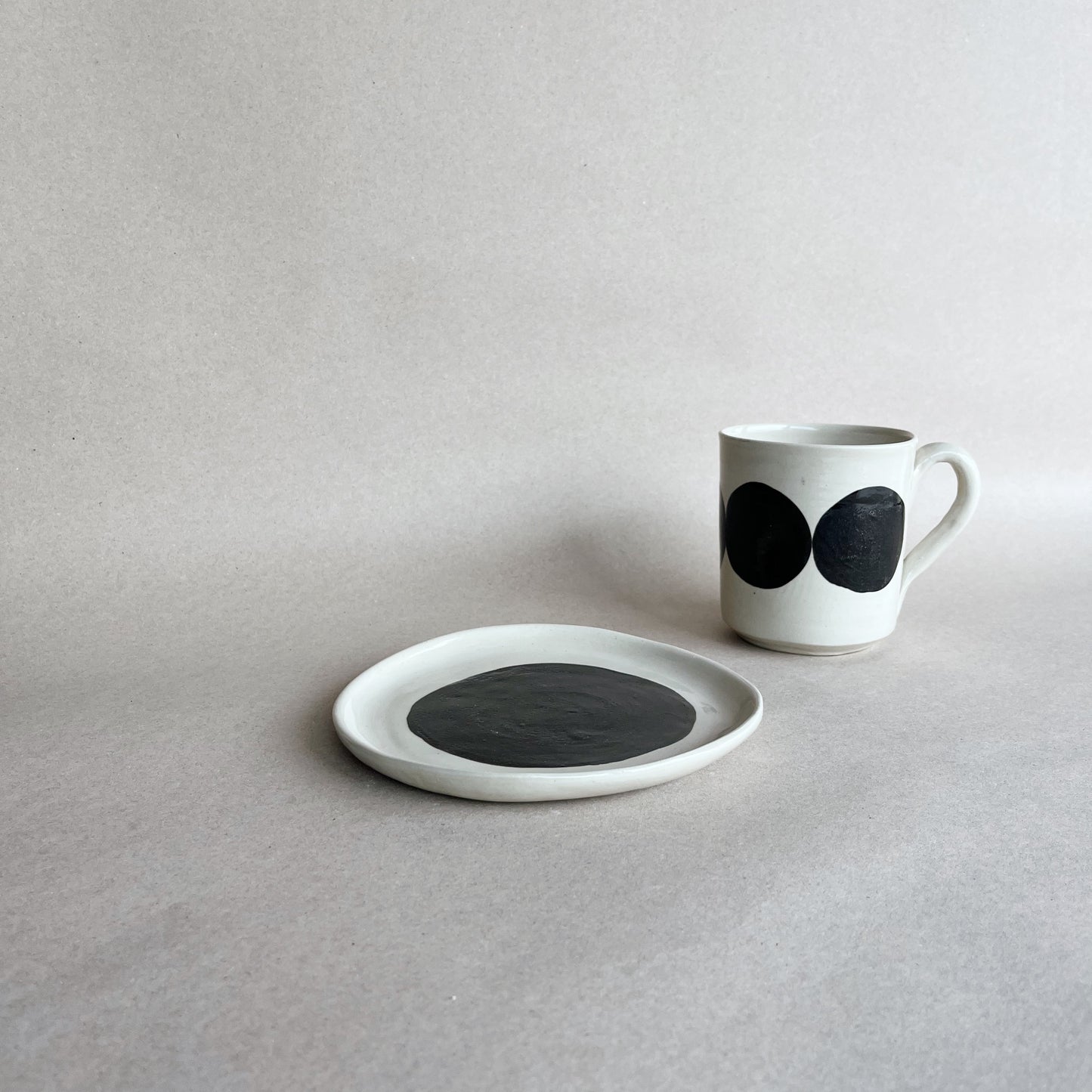 handmade ceramic lluna mug on the side of lluna dessert plate