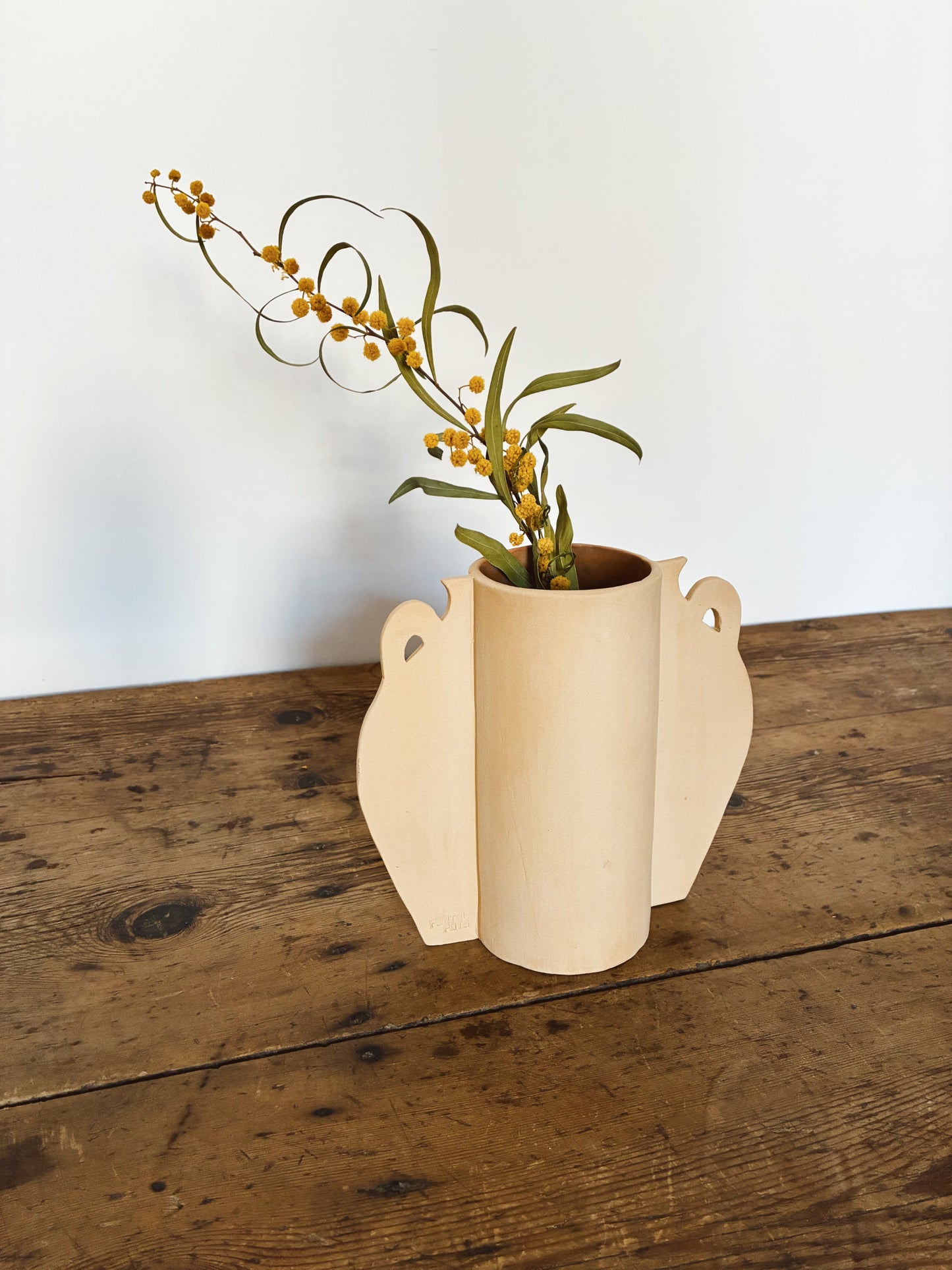 Side view of Alfàbia ceramic vase Herència collection