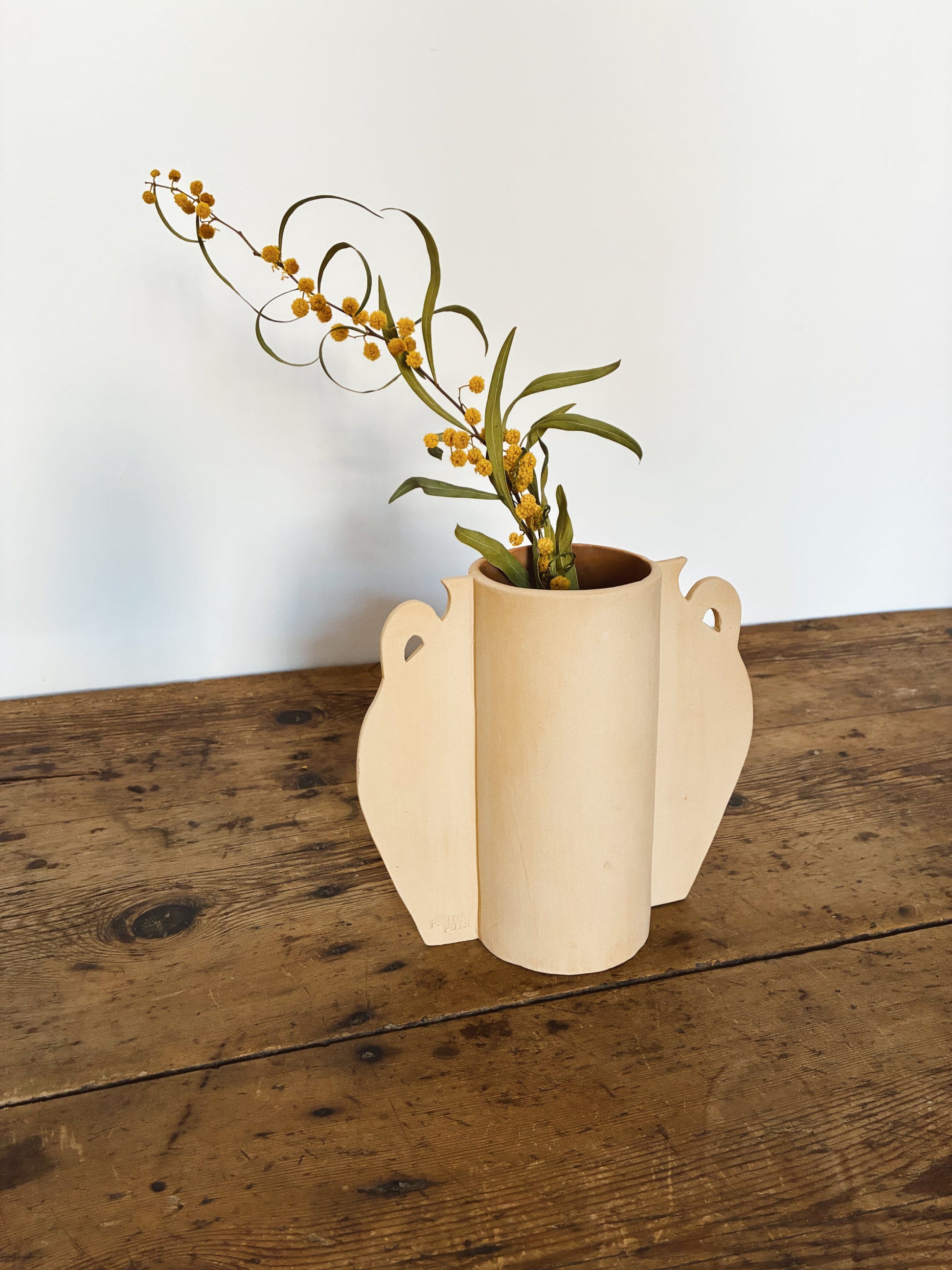 Side view of Alfàbia ceramic vase Herència collection