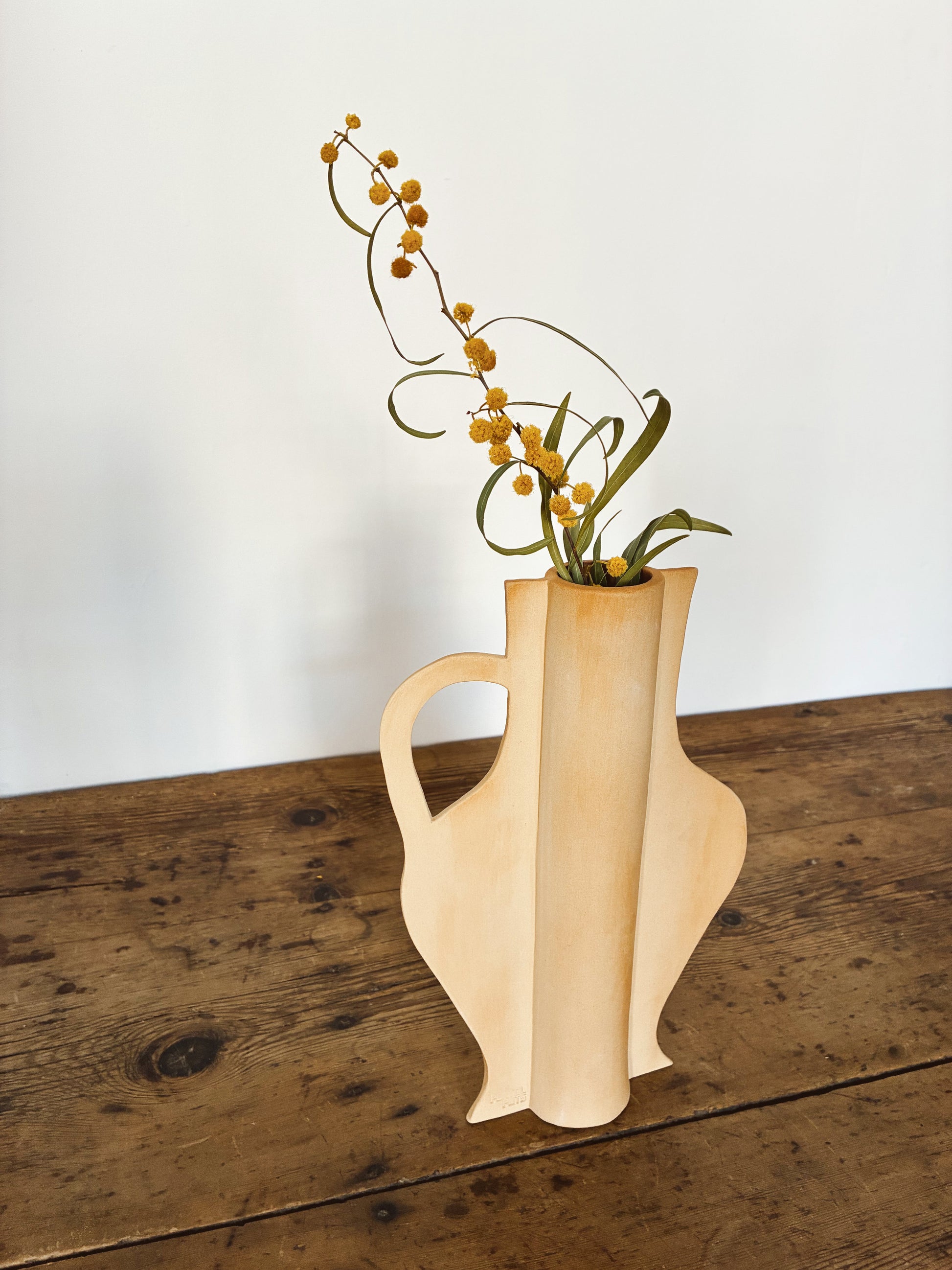 Side view of Cadaf ceramic vase Herència collection