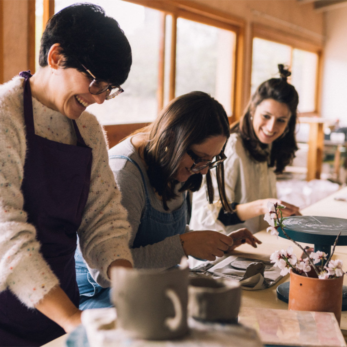 Creative and relaxed atmosphere at Pòrtol Pots studio during a ceramic class.